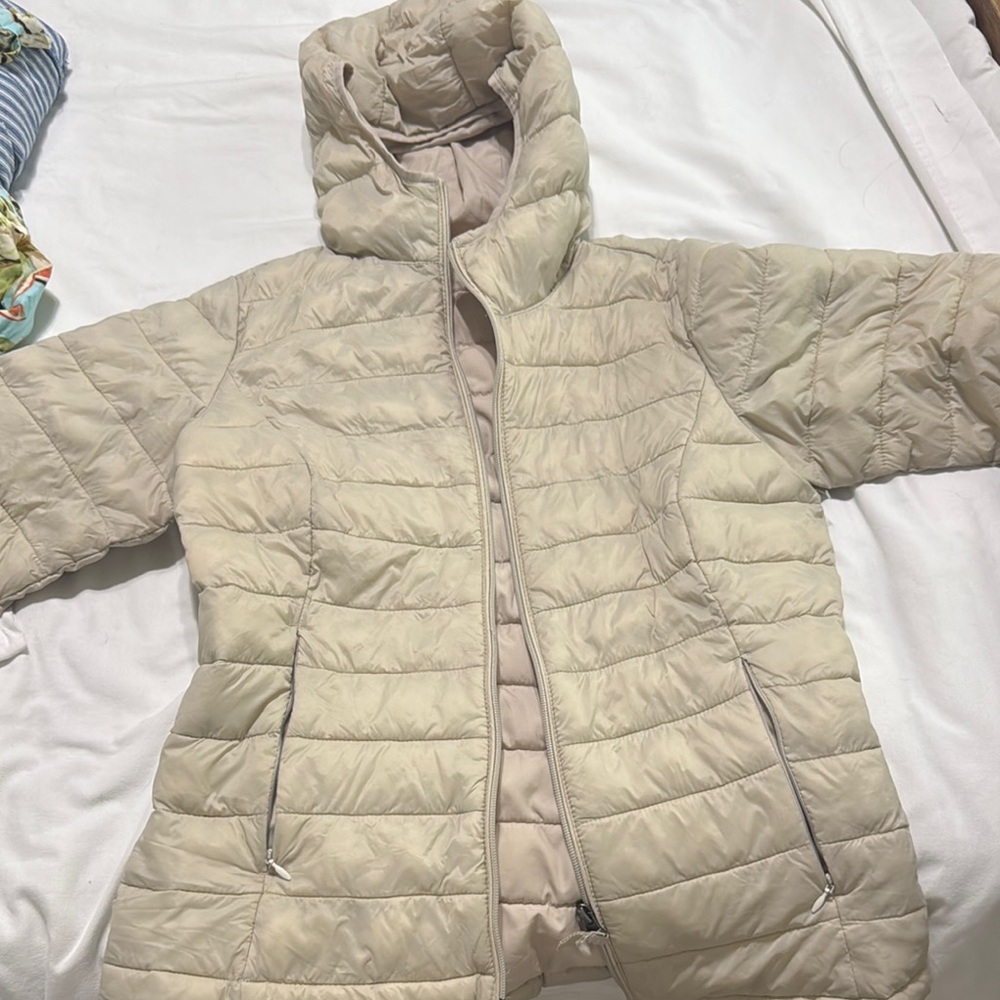 Amazon Essentials Cream Puffer Jacket with Hood and Quilted Design